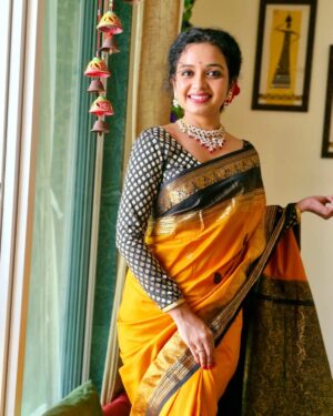 Rashmi Anpat Instagram - देसी vibes ✨💞

Jewellery- @ovees_art_jewellery 
.
#marathimulgi #loveforsaree #happyme #smile #love #laugh #positivity #goodvibes #blessed #curlyhairgirl #rashmianpat