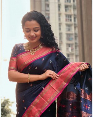 Rashmi Anpat Instagram - पैठणी - because trend fades, but tradition stays! 🌸♥️
.
Beautiful Paithani by @vishwapaithani_saree 😊

📷- @korlekarmania 🤗
.
#marathmoli #mulgi #loveforsaree #paithani #maharashtrian  #look #vibes #paithani_culture #happyme #curlyhairgirl #rashmianpat