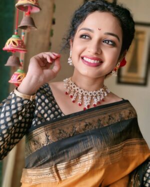 Rashmi Anpat Instagram - Thank you @ovees_art_jewellery for this beautiful neckpiece 😊❤️
.
#goodmorning #thursday #vibes #jewelry #pearl #love #live #goodvibesonly #curlyhairgirl #marathimulgi #rashmianpat