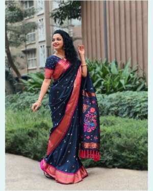 Rashmi Anpat Instagram - पैठणी - because trend fades, but tradition stays! 🌸♥️
.
Beautiful Paithani by @vishwapaithani_saree 😊

📷- @korlekarmania 🤗
.
#marathmoli #mulgi #loveforsaree #paithani #maharashtrian  #look #vibes #paithani_culture #happyme #curlyhairgirl #rashmianpat