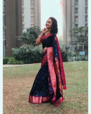 Rashmi Anpat Instagram - पैठणी - because trend fades, but tradition stays! 🌸♥️
.
Beautiful Paithani by @vishwapaithani_saree 😊

📷- @korlekarmania 🤗
.
#marathmoli #mulgi #loveforsaree #paithani #maharashtrian  #look #vibes #paithani_culture #happyme #curlyhairgirl #rashmianpat