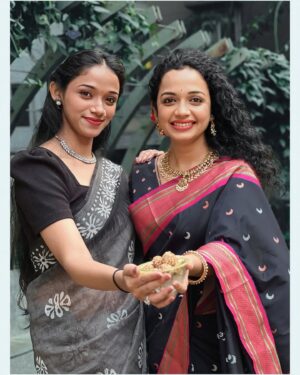 Rashmi Anpat Instagram - तिळगुळ घ्या गोड गोड बोला..😊♥️
मकर संक्रांतीच्या खूप शुभेच्छा 🙏😊

PC-@korlekarmania

#sankranti #festival #happy #positivevibes #photography #black #saree #marathimulgi #curlyhairgirl #rashmianpat #umakorlekar