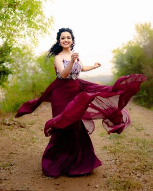 Rashmi Anpat Instagram - "Spinning in my own little world."🙂

MUH- @ashishadak_makeupartist 
📷- @vikas_bomble_photography 
Dress- @madhuri_bhambure_makeup_artist 
.
#goodmorning #monday #twirl #happyface #live #love #laugh #enjoylife #curlyhairgirl #rashmianpat