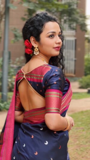 Rashmi Anpat Instagram - Because nothing beats the charm of "पैठणी"..💙💗
.
Beautiful Paithani by- @vishwapaithani_saree 😊

VC-@korlekarmania 🤗
.
#mondayvibes #paithani #paithanisaree #paithani_culture #happyme #maharashtrian #loveforsaree #marathiactress #marathimulgi #grateful #curlyhairgirl #rashmianpat