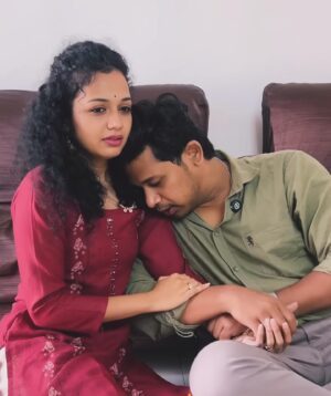 Rashmi Anpat Instagram - आज आपल्या गौराई सिरीज चे सोशल मिडिया वरती 100 मिलियन व्यूज पूर्ण झालेत.🙏🏻 आम्ही तुमचे कसे आभार मानावे तेच कळत नाहीये. एका मराठी शॉर्ट सिरीज ला महाराष्ट्रातून मिळणारे कोट्यावधींचे प्रेम आमच्यासाठी प्रचंड कौतुकास्पद आहे. आम्ही तेव्हाच जिंकलो जेव्हा आमच्या मेसेज बॉक्स मध्ये खूप लोकांनी त्यांच्या रिलेशनशिप मध्ये गौराई चे व्हिडिओस बघून प्रेम कसे वाढले हे सांगितले.गौराई मध्ये आम्ही बरेच विषय मांडले.. अचानक जाणारी नोकरी , बायकोची मासिक पाळी , समाजातील बायकोवर लादलेली बंधनं अश्या बऱ्याच विषयांमध्ये आम्ही हात घातला आणि आमच्या सुदैवाने वाईट कमेंट करणाऱ्यांपेक्षा पॉजिटिव कमेंट करणारे प्रेक्षक आम्हाला जास्त लाभले. लोकांचं काय... आम्ही मासिक पाळी वर एवढा सुंदर वीडियो बनवला त्यातही त्यांना चुकाच काढायच्या होत्या. बायकोला Pad आधीच आणून ठेवता येत नाही का किंवा ऑनलाइन १० मिनिटात Pad मागवता येत नाही का अश्या कमेंट्स आम्हाला केल्या. आत्ता आम्ही अपलोड केलेला वीडियो जो लहान कपडे घालावे की नाही ह्यावर बनवला आणि त्याचावर सुद्धा काही लोकांनी संस्कृती मध्ये आणली पण आपली बायको जर खरच गौराई सारखी संस्कारी आणि समंजस असेल तर कधीतरी एखाद दिवस तिला मोकळीक दिली तर अडते कुठे ? नात्यात विश्वास असेल तर नातं टिकेल जर कुणी प्रामाणिक नसेल तर तुटेल. आता तुटू नये म्हणून तिला कायम बंधनात ठेवणे चुकीचे आहे. तो वीडियो संस्कारांबद्दल नव्हता तर नात्यातील मोकळीकतेबद्दल होता.अश्या ह्या निगेटिव कमेंट्स मधून उरलेल्या सगळ्यांनी इतकं भरभरून प्रेम दिले की आम्ही नंतर थांबलोच नाही आणि आज १०० मिलियन पर्यंत येऊन पोहोचलो. तुमचं प्रेम असेच भरभरून आमच्यासोबत राहूदेत. सकारात्मक रूपाने गौराई कडे बघणाऱ्यांचे कायम स्वागत..❤️ शुभेच्छा सोबत असुदेत..😘