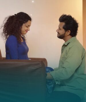 Rashmi Anpat Instagram - आज आपल्या गौराई सिरीज चे सोशल मिडिया वरती 100 मिलियन व्यूज पूर्ण झालेत.🙏🏻 आम्ही तुमचे कसे आभार मानावे तेच कळत नाहीये. एका मराठी शॉर्ट सिरीज ला महाराष्ट्रातून मिळणारे कोट्यावधींचे प्रेम आमच्यासाठी प्रचंड कौतुकास्पद आहे. आम्ही तेव्हाच जिंकलो जेव्हा आमच्या मेसेज बॉक्स मध्ये खूप लोकांनी त्यांच्या रिलेशनशिप मध्ये गौराई चे व्हिडिओस बघून प्रेम कसे वाढले हे सांगितले.गौराई मध्ये आम्ही बरेच विषय मांडले.. अचानक जाणारी नोकरी , बायकोची मासिक पाळी , समाजातील बायकोवर लादलेली बंधनं अश्या बऱ्याच विषयांमध्ये आम्ही हात घातला आणि आमच्या सुदैवाने वाईट कमेंट करणाऱ्यांपेक्षा पॉजिटिव कमेंट करणारे प्रेक्षक आम्हाला जास्त लाभले. लोकांचं काय... आम्ही मासिक पाळी वर एवढा सुंदर वीडियो बनवला त्यातही त्यांना चुकाच काढायच्या होत्या. बायकोला Pad आधीच आणून ठेवता येत नाही का किंवा ऑनलाइन १० मिनिटात Pad मागवता येत नाही का अश्या कमेंट्स आम्हाला केल्या. आत्ता आम्ही अपलोड केलेला वीडियो जो लहान कपडे घालावे की नाही ह्यावर बनवला आणि त्याचावर सुद्धा काही लोकांनी संस्कृती मध्ये आणली पण आपली बायको जर खरच गौराई सारखी संस्कारी आणि समंजस असेल तर कधीतरी एखाद दिवस तिला मोकळीक दिली तर अडते कुठे ? नात्यात विश्वास असेल तर नातं टिकेल जर कुणी प्रामाणिक नसेल तर तुटेल. आता तुटू नये म्हणून तिला कायम बंधनात ठेवणे चुकीचे आहे. तो वीडियो संस्कारांबद्दल नव्हता तर नात्यातील मोकळीकतेबद्दल होता.अश्या ह्या निगेटिव कमेंट्स मधून उरलेल्या सगळ्यांनी इतकं भरभरून प्रेम दिले की आम्ही नंतर थांबलोच नाही आणि आज १०० मिलियन पर्यंत येऊन पोहोचलो. तुमचं प्रेम असेच भरभरून आमच्यासोबत राहूदेत. सकारात्मक रूपाने गौराई कडे बघणाऱ्यांचे कायम स्वागत..❤️ शुभेच्छा सोबत असुदेत..😘