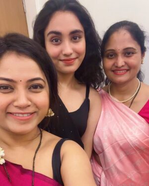 Rasika Vengurlekar Instagram - Happy Diwali 🪔✨🌼

Diwali celebration with family & Friends ✨

Ps: swipe swipe swipe for more photos 🫣