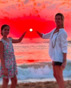 Rebecca Hampton Instagram - Elea et moi vous souhaitons tout plein de bonheur pour cette année 2025 qui commence…
💖💖💖
#2025 #bonneannée #bonheur #sourire #love