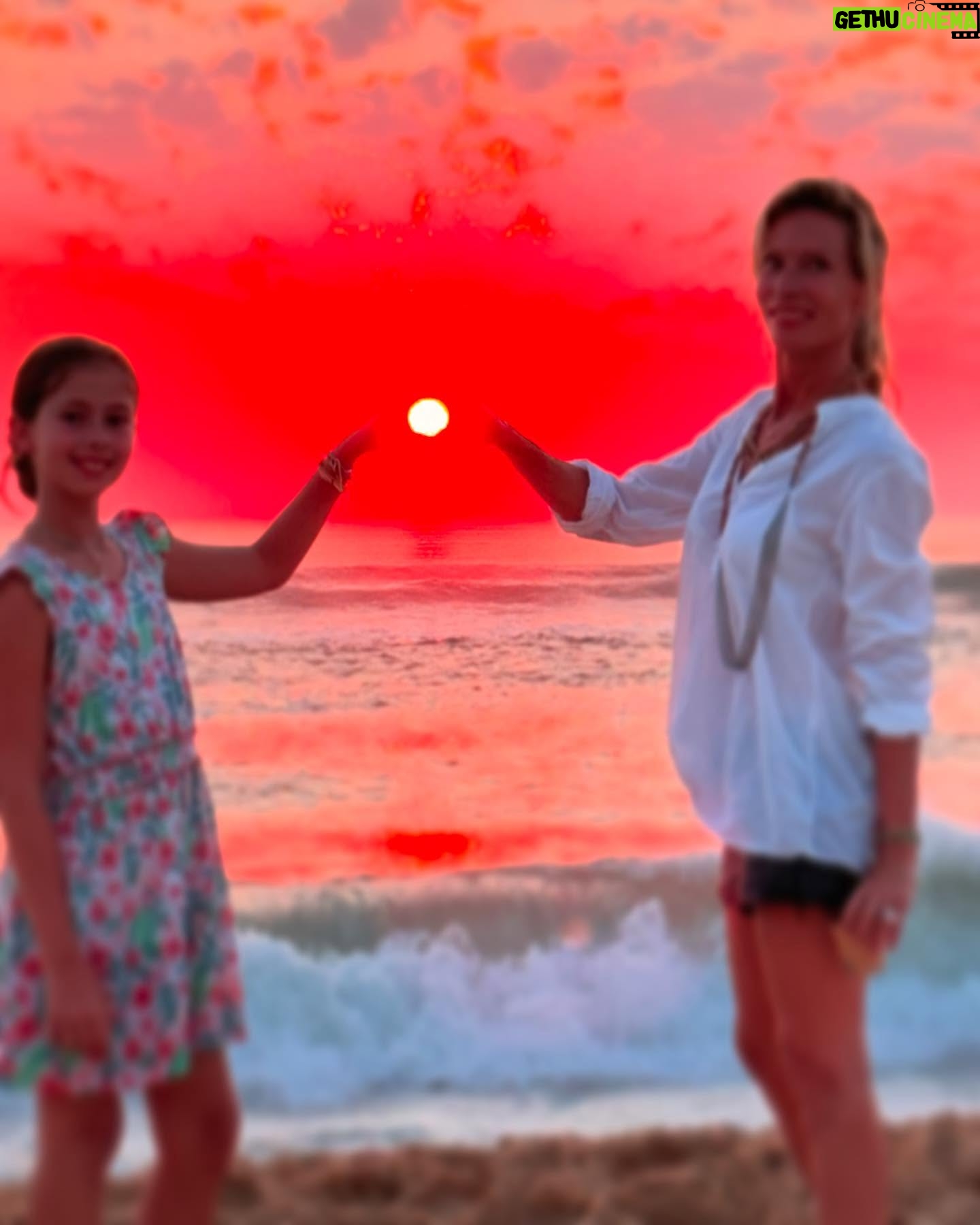 Rebecca Hampton - 1.7K Likes - Elea et moi vous souhaitons tout plein de bonheur pour cette année 2025 qui commence…
💖💖💖
#2025 #bonneannée #bonheur #sourire #love