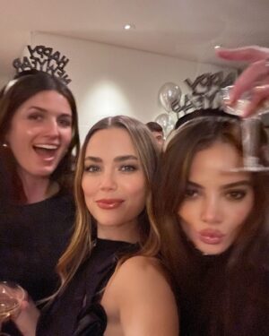 Rebecca Rittenhouse Instagram - 𝒲𝒾𝓈𝒽𝒾𝓃𝑔 𝒶𝓁𝓁 𝒶 𝒿𝑜𝓎𝒻𝓊𝓁 𝒶𝓃𝒹 𝒶𝒷𝓊𝓃𝒹𝒶𝓃𝓉 𝓃𝑒𝓌 𝓎𝑒𝒶𝓇 🎆  
 
 
 
 
@kylerobiskie 
@keleighteller 
@chloekeusder 
@nina 
 #happynewyear