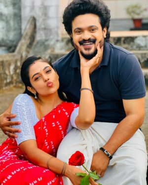 Rebecca Santhosh Instagram - Chempaneer poovinte happy “Valentine’s Day” ❤️❤️

#arunolympion #chembaneerpoovu #sachi #revathy #rebecca #arunolympion #arunnair#bepositive #behappy #bekind #spreadpositivevibes #spreadlove #couplesgoals #cuple #asianet #trending #trendingreels #fun #kochidiaries #kochi #calicutbeach #calicut #thiruvananthapuram #godsowncountry #instagramreels #tamilactress #actor #tamilstatus #valatinesday