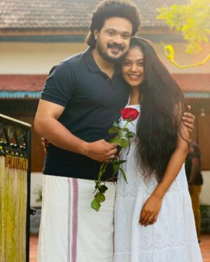 Rebecca Santhosh Instagram - Chempaneer poovinte happy “Valentine’s Day” ❤️❤️

#arunolympion #chembaneerpoovu #sachi #revathy #rebecca #arunolympion #arunnair#bepositive #behappy #bekind #spreadpositivevibes #spreadlove #couplesgoals #cuple #asianet #trending #trendingreels #fun #kochidiaries #kochi #calicutbeach #calicut #thiruvananthapuram #godsowncountry #instagramreels #tamilactress #actor #tamilstatus #valatinesday
