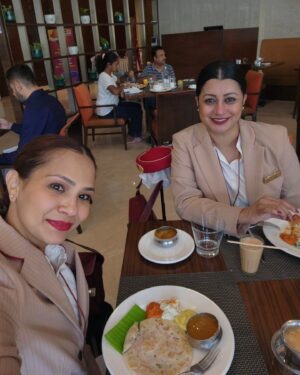 Reenu Mathews Instagram - Flying with friends is always fun , especially when you are flying to your hometown ( meow meow meow😃) Time for gupshups, chai & Yummy food❤️🥂

#iloveemirates
#cabincrewlife
#lifestyleblogdubai
#reenumathews