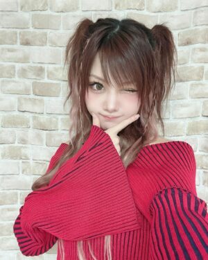 Reina Tanaka Instagram - .
後ろのレンガがグニョグニョやけん めっちゃ加工やん!!って言われそうやけど、これ布やけんグニョグニョするとよ！！

……まぁアプリで撮っとーけども🤭

久しぶりにハーフツインしたっちゃけど
昔を思い出すね💭❤️

#ハーフツイン