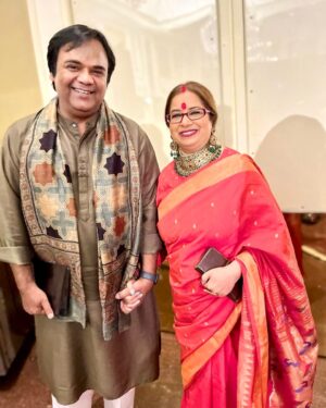 Rekha Bhardwaj Instagram - #happybirthday 🥰

“गले में उनके ख़ुदा की अजीब बरकत है
वो बोलती हैं तो इक रौशनी सी होती है”

रूह को सुकून देने वाली पुरअसर आवाज़ और एक ख़ूबसूरत शख़्सियत @rekha_bhardwaj जी को जन्मदिन की ‘आसमान’ भर मुबारकबाद और बधाइयाँ. आप ऐसे ही गाती-गुनगुनाती रहें, और अपने सुरों से समाँ महकाती रहें. आमीन. 🥰

#happybirthday #rekhabhardwaj #birthday #aalokshrivastav #song #music #potry #ghazal