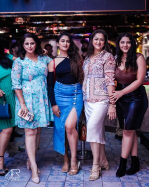 Rekha Krishnappa Instagram - What a beautiful night packed with us music n wine #venue : @happybrew.blr photography: @aquafireevents Shashwat