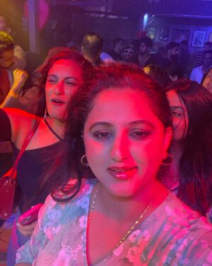 Rekha Krishnappa Instagram - What a beautiful night packed with us music n wine #venue : @happybrew.blr photography: @aquafireevents Shashwat