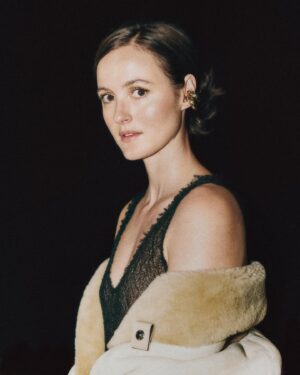 Renate Reinsve Instagram - @ellenorge @stephaniesikkes 🖤 @louisvuitton @nicolasghesquiere @pearloctopuss.y