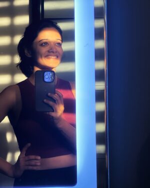Renjini Kunju Instagram - Chasing sunshine and good vibes ☀️ A little mirror, a little smile, and a lot of joy! 

#SelfieVibes #SunshineMood #mirrorselfie