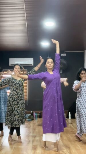 Renjini Kunju Instagram - An impromptu semi-classical choreography to “Tere Rang.”