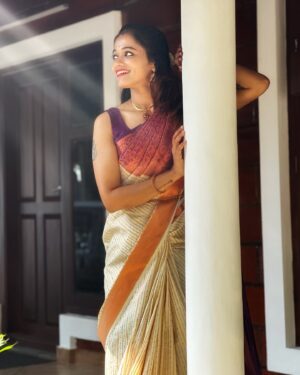 Renjini Kunju Instagram - Wrapped in elegance, wearing my saree with a smile that captures the joy of every moment. Here’s to celebrating life, love, and happiness in every thread. 

@pearlbeautyconsultant