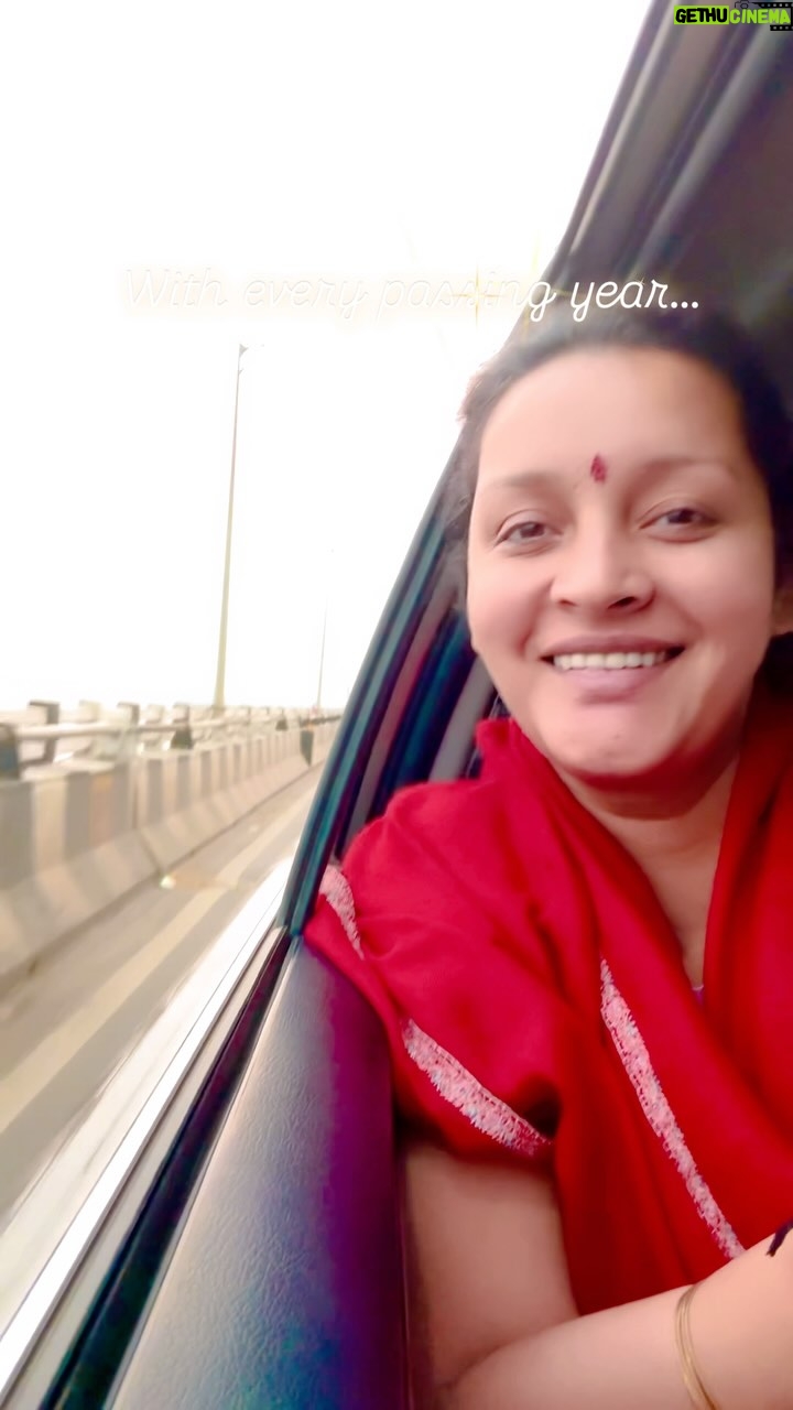 Renu Desai - 93.4K Likes - Started new year arriving in Rajhmundry with the beautiful darshan of our Godavari talli🥰😍