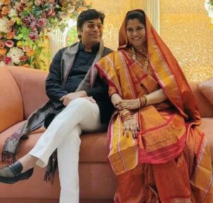 Renuka Shahane Instagram - जीवन के प्रत्येक क्षण को आनंद व कृतज्ञता के भाव से जीने वाली परमप्रिय रेणुका जी आपको जन्मदिन की हार्दिक शुभकामनाएं गुरुदेव भगवान से प्रार्थना है की वे आपके हृदय में उत्पन्न प्रत्येक शिवसंकल्प को पूर्ण करें। शुभम् भवतु ❤️🤗🌹