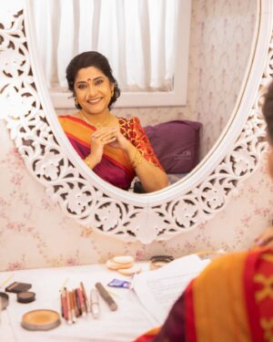 Renuka Shahane Instagram - "Life is like a mirror, we get the best results when we smile at it."
 ~ Anonymous

Getting ready for #बँडबाजावरात
@zeemarathiofficial
@endemolshineind
Photographed by @swapnaspictorialhub 
Look designed by @styled_by_shweta
Saree by @kalanidhionline 
Blouse by @mirayabyalka 
Hair style by #JennySayan
Make Up by #FirozKhan 
Assisted by @stylebybhagya 
Personal assistance by @indrajeet_gujar178