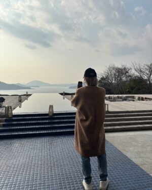 Reon Yuzuki Instagram - .
潤花ちゃんと
同じ飛行機で😃
結婚式の場所に
着いて

素敵な景色
撮ってたら💪

後ろから
潤花ちゃんに
撮られてて
ツーショットも
撮ろっかーと
撮ったという
図🐤🐤🐤

.
潤花ちゃんが
撮った
すごい綺麗な
飛行機からの
富士山☺️☺️

.

#潤花　ちゃん
#柚希礼音
#富士山