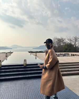 Reon Yuzuki Instagram - .
潤花ちゃんと
同じ飛行機で😃
結婚式の場所に
着いて

素敵な景色
撮ってたら💪

後ろから
潤花ちゃんに
撮られてて
ツーショットも
撮ろっかーと
撮ったという
図🐤🐤🐤

.
潤花ちゃんが
撮った
すごい綺麗な
飛行機からの
富士山☺️☺️

.

#潤花　ちゃん
#柚希礼音
#富士山