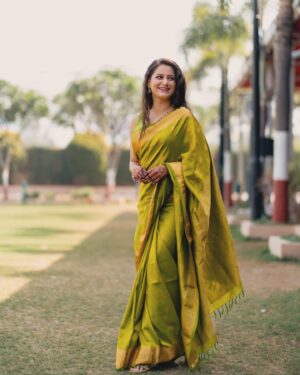 Revati Lele Instagram - 🍃💕 

(Ok last one I promise🤪)

📸 @vinay_maladkar 💕
Mehendi artist- @gauris_artistic_heena 💕