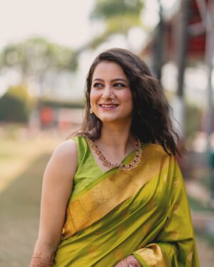 Revati Lele Instagram - 🍃💕 

(Ok last one I promise🤪)

📸 @vinay_maladkar 💕
Mehendi artist- @gauris_artistic_heena 💕