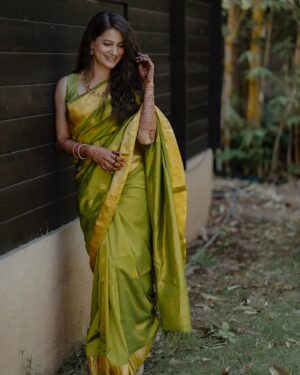 Revati Lele Instagram - 🌸🍃

📸 @fotocopy_vm 💕
Mehendi artist - @gauris_artistic_heena 💕