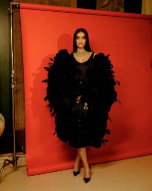 Rhea Kapoor Instagram - Celebrating 25 years of @sabyasachiofficial 🖤
By @farhanhussain 
In @sabyasachiofficial couture and @dior 

Style @rheakapoor with @abhilashatd

Beauty @namratasoni 
Hair @bbhiral 
#25yearsofsabyasachi