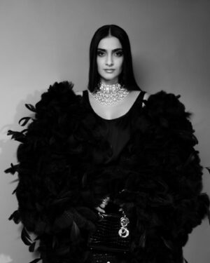 Rhea Kapoor Instagram - Celebrating 25 years of @sabyasachiofficial 🖤
By @farhanhussain 
In @sabyasachiofficial couture and @dior 

Style @rheakapoor with @abhilashatd

Beauty @namratasoni 
Hair @bbhiral 
#25yearsofsabyasachi