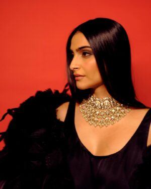 Rhea Kapoor Instagram - Celebrating 25 years of @sabyasachiofficial 🖤
By @farhanhussain 
In @sabyasachiofficial couture and @dior 

Style @rheakapoor with @abhilashatd

Beauty @namratasoni 
Hair @bbhiral 
#25yearsofsabyasachi