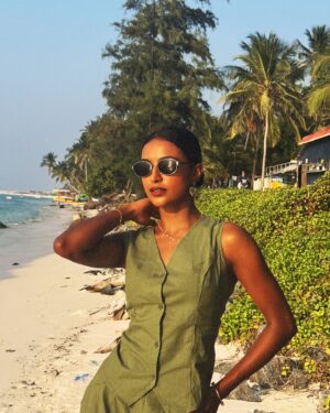 Rida Tharana Instagram - If you don’t know how to love yourself, the universe will keep sending you people that don’t know how to love you either. 
App : OldRoll
I’ve tagged all the brands…