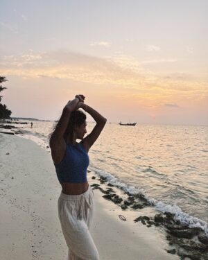 Rida Tharana Instagram - If you don’t know how to love yourself, the universe will keep sending you people that don’t know how to love you either. 
App : OldRoll
I’ve tagged all the brands…