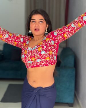 Ridhi Instagram - Hey alexa play vaalu kanuladana……😍🤩

#ridhi#explore#explorepage#trending#trendingreels#viral#viralreels#instagram#instadaily#loveislove#feed#reef2reef#vaalukanuladaanasong🎶 #telugu#ridhiofl#ridi #posts#love