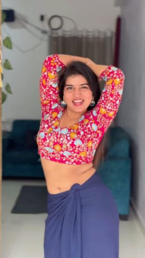 Ridhi Instagram - Sureshuuuuu 😅

#ridhi#ridhiofl#ridi#trending#trendingreels#reels#videos#instagram#explore#explorepage#viralreels#dance#dancereels#instadaily#instafeed#loveislove#reef2reef#tollywood#telugu#bollywood#pilagasureshu