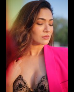 Actress Ridhima Pandit HD Photos and Wallpapers March 2025