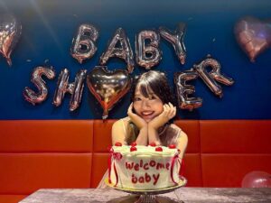Rie Kitahara Instagram - 👶🏻🎀🚿💖
みなみちゃん主催で
ベビーシャワーをしてもらいました🧸🍒
憧れてたので嬉しすぎた…😳🤍
ほんでさすがのみなみちゃんの幹事力だった。笑

誰がくるとか知らない、サプライズ形式だったので
メンバーがたくさんいて嬉しかった😌
すごく幸せな時間を過ごしました♡
このハッピーはお腹の中の赤ちゃんに届いてるはず…🫶🏻

 #babyshower #ベビーシャワー