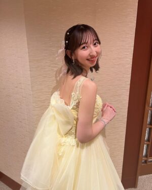 Riho Iida Instagram - ✨TVアニメ放送10周年記念 LoveLive! Orchestra Concert＜再演＞ Day2 🎻

サポートしていただいて
ドレスを新調していただきました👗

衣装さんチームが後ろに
大きなリボンを付けてくれたよ🎀

予期せぬ2期の5話を
思い出させてくれるドレスの形に涙😭✨

ヘアーも絶対リボンを付けたくて
リクエストしました☺️ 

Day1がアップスタイルだったので
Day2はダウンスタイルで🪮

この日の為に
髪の毛カットせず我慢したかいがあった！

@ayasumimoto 
@osarecompany 

ありがとうございました🙏🏻❣️

---------------

ラブライブ!15周年という節目
皆さんのおかげで
また新たに大切な思い出が増えました。

これからもμ'sの輪が広がって
ぎゅっと強くなっていきますように✨

#lovelive #μʼs #ラブライブオケコンday2
