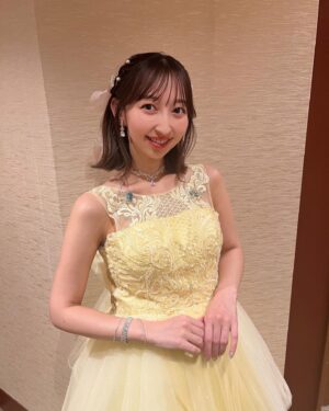 Riho Iida Instagram - ✨TVアニメ放送10周年記念 LoveLive! Orchestra Concert＜再演＞ Day2 🎻

サポートしていただいて
ドレスを新調していただきました👗

衣装さんチームが後ろに
大きなリボンを付けてくれたよ🎀

予期せぬ2期の5話を
思い出させてくれるドレスの形に涙😭✨

ヘアーも絶対リボンを付けたくて
リクエストしました☺️ 

Day1がアップスタイルだったので
Day2はダウンスタイルで🪮

この日の為に
髪の毛カットせず我慢したかいがあった！

@ayasumimoto 
@osarecompany 

ありがとうございました🙏🏻❣️

---------------

ラブライブ!15周年という節目
皆さんのおかげで
また新たに大切な思い出が増えました。

これからもμ'sの輪が広がって
ぎゅっと強くなっていきますように✨

#lovelive #μʼs #ラブライブオケコンday2