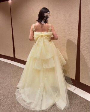 Riho Iida Instagram - ✨TVアニメ放送10周年記念 LoveLive! Orchestra Concert＜再演＞ Day2 🎻

サポートしていただいて
ドレスを新調していただきました👗

衣装さんチームが後ろに
大きなリボンを付けてくれたよ🎀

予期せぬ2期の5話を
思い出させてくれるドレスの形に涙😭✨

ヘアーも絶対リボンを付けたくて
リクエストしました☺️ 

Day1がアップスタイルだったので
Day2はダウンスタイルで🪮

この日の為に
髪の毛カットせず我慢したかいがあった！

@ayasumimoto 
@osarecompany 

ありがとうございました🙏🏻❣️

---------------

ラブライブ!15周年という節目
皆さんのおかげで
また新たに大切な思い出が増えました。

これからもμ'sの輪が広がって
ぎゅっと強くなっていきますように✨

#lovelive #μʼs #ラブライブオケコンday2