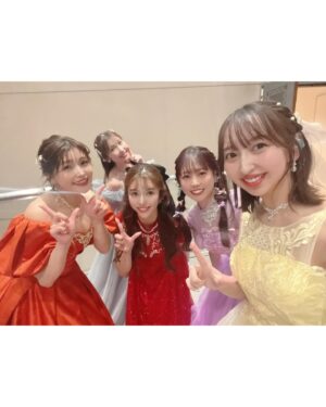 Riho Iida Instagram - ✨TVアニメ放送10周年記念 LoveLive! Orchestra Concert＜再演＞ Day2 🎻

サポートしていただいて
ドレスを新調していただきました👗

衣装さんチームが後ろに
大きなリボンを付けてくれたよ🎀

予期せぬ2期の5話を
思い出させてくれるドレスの形に涙😭✨

ヘアーも絶対リボンを付けたくて
リクエストしました☺️ 

Day1がアップスタイルだったので
Day2はダウンスタイルで🪮

この日の為に
髪の毛カットせず我慢したかいがあった！

@ayasumimoto 
@osarecompany 

ありがとうございました🙏🏻❣️

---------------

ラブライブ!15周年という節目
皆さんのおかげで
また新たに大切な思い出が増えました。

これからもμ'sの輪が広がって
ぎゅっと強くなっていきますように✨

#lovelive #μʼs #ラブライブオケコンday2