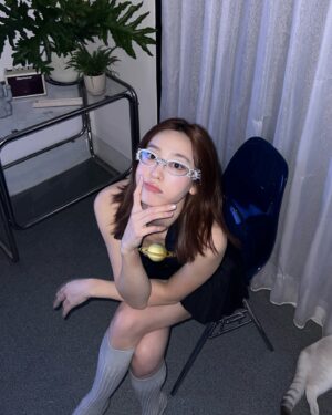 Riko Xi Instagram - 大家今天走春了嗎😆✨

出國回來就收到可以變身的禮盒∠( ﾟ▽ﾟ)／☆
不要太喜歡！！
偶是庫洛魔法使
我要我去搜集卡牌了🌙🤍✨

@gentlemonster 

#GentleMonster #GentleMonsterJewelry #GentleMonster2025