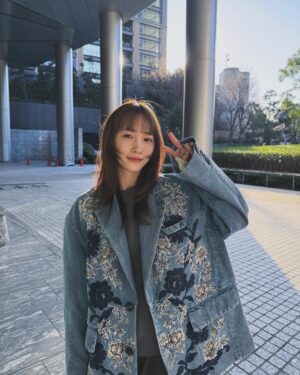 Rina Kawaei Instagram - ずっと楽しみにしていたジャケット♡
刺繍が可愛すぎるぅぅ🪡

いい感じに髪の毛が伸びてきたので
かなりレイヤー入れてもらいました☺︎
なんだか新鮮✂️