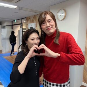 Rina Takeda Instagram - 📢
『#民王R』第7話に登場します🤰
わたくし、遠藤憲一さん演じる総理大臣・武藤泰山と入れ替わります。
予告観てくださった方はご存知とは思いますが、なかなかのインパクト強めです😂でも本当に素敵なお話です。
エンケンさんとは約10年ぶりの共演でしたが、現場でもたくさんディスカッションさせていただき、山本監督やプロデューサー・スタッフ・キャストの皆さんと、繊細に大胆に創り上げました。是非ご覧ください！

12月3日（火）夜9時〜
テレビ朝日系にて放送です📺🐊