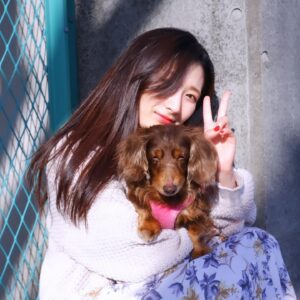 Rina Takeda Instagram - 先日、愛犬のラヴが天国に行きました。いつもSNSを通して可愛がってくれていたファンの方々から心配のメッセージがたくさん届いていたので、早くご報告しなくてはと思いながら時間が経ってしまいました。
この一ヵ月半、何も手につかないほどバタバタしていたので、私自身ようやく気持ちを落ち着かせて今この文章を書いています。

33年生きてきて、誰かのためにここまで涙を流したのは初めてでした。覚悟はあったものの、ラブが急激に体調を崩してからの一週間は現場に行くのも心苦しかったけど、家族で支え合いラブも寂しい思いをせず過ごせたと思います。
危篤状態になってからも現場と実家を行き来していたので、最後の日は仕事から帰ってくるのを待っていてくれて、時間を共にすることができました。精一杯の「ありがとう」と「だいすき」を伝えて、家族でラブを囲んでたくさんお話をしました。
最期は大好きな母に撫でられながら、苦しむことなく息をひき取り、優しい顔で眠っていました。
高校生の頃から一緒に過ごしてきたので私にとっては妹のような存在でした。でもいつの間にか私より先に大人になって、昔はあんなに甘えん坊だったラブさんが大人になったら逆にクールになり、ベタベタ甘える私に「だるいよーゔぅー」と時々あしらうようにもなって😂、ラブの方がお姉ちゃんのような存在になっていたなぁなんて思う事もあります。

先日、母がふと「あんなに小さいのに、存在感すごかったよね。ラブがいないだけでこんなに家が広く静かに感じるんだもんね」とリビングで呟いていました。
ラブと過ごした16年間は思い出がありすぎて、写真や動画を見ては愛おしさに溢れていて、今でも涙が止まらなくなります。
お別れは本当にさみしくて寂しくてたまらないけれど、頑張ってきたラブが楽になれたんだと思うと少しホッとする自分もいます。
これからは大好きなご飯もまたたくさん食べれるし、動かなかった後脚を使ってまた走り回れるから。
それでもやっぱり寂しいんだよなぁ
短い足でぴょんぴょん走ってる姿、大好きだったな

頑固で、驚くほど食いしん坊で、我慢強くて、優しくて立派な妹。そんなラブと出会えて幸せでした。
我が家にたくさんの愛をくれたラブさんは、天国に行ってもみんなから愛されると思います。姉犬イブもいるから安心です^_^ 
これからはぽっかり寂しい日々が続くけど、家族で支え合って元気に過ごしたいと思います！そして、弟分のウィル🐈が寂しい思いをしないように、たくさんの愛を与えていきます。

今までラブのこと可愛がってくれた皆さん、本当にありがとうございました。

皆さんのペット(家族)も
健康で愛に溢れた日々を過ごせますように^ ^

Thanks My little sister. Meeting you has made my life happy. I will love you forever.
When you go to heaven, run a lot and eat a lot We'll always think of you. I really love you.

I wish you and your pets happiness🍀